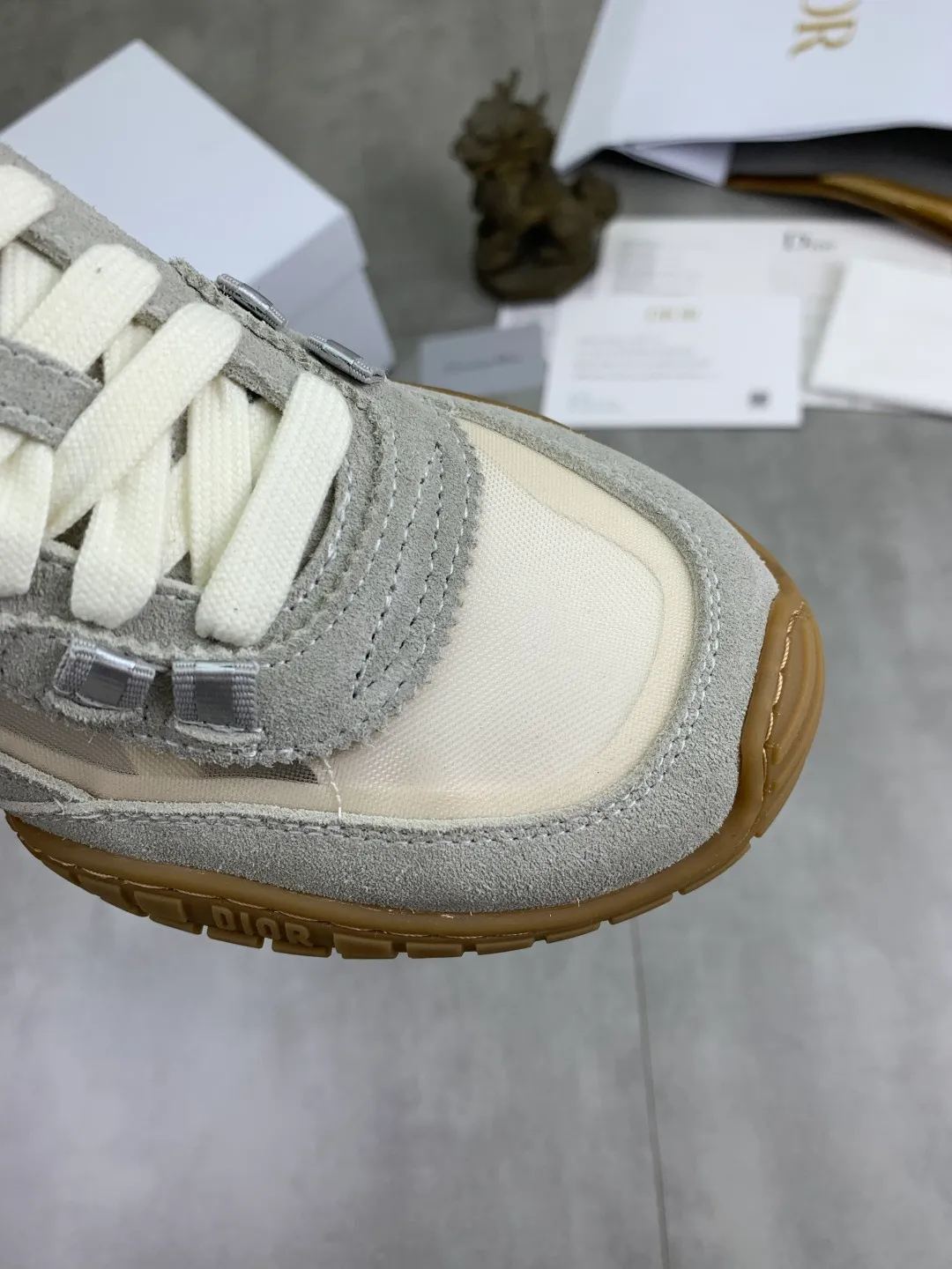 Men's men's shoes P520 new Dior Tech sneakers 2026 early spring series new products, with fashionable details, highlighting retro aesthetics. The light beige anti-suede cow leather upper is spliced ​​with apricot transparent mesh fabric on the side. The upper window edge is adhered with high-frequency flat ironing and back-pressure. It replicates the original craftsmanship, making it beautiful and comfortable without falling off. The interior is made of sheep lining of the same color, which is soft and comfortable. The heel and tongue are embellished with the Paris logo. The textured TPU soles with the same color logo. The high-end version is exquisitely packaged, adding a high-end style.  Code number: 35-46